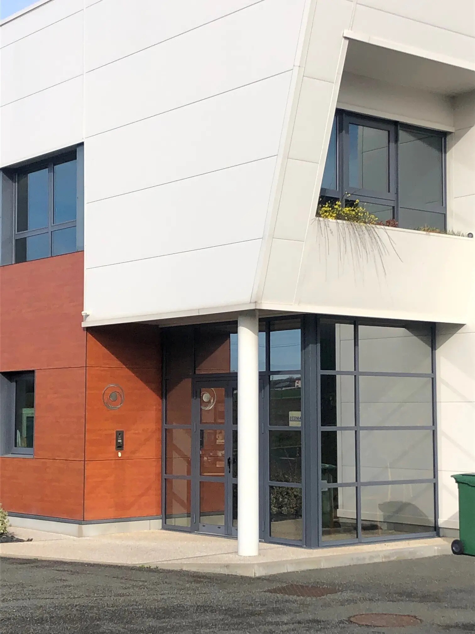 Flex in MONTFORT-L'AMAURY for lease Building Photo- Image 1 of 8