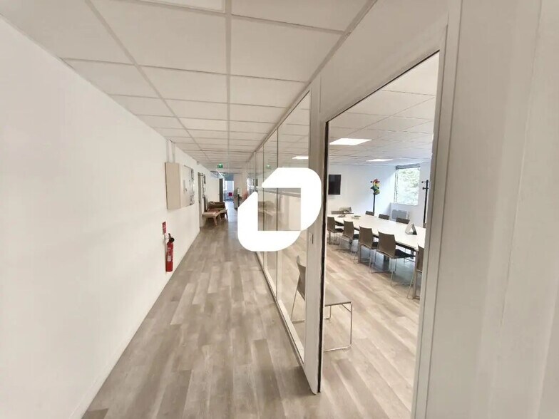 Office in Créteil for lease - Interior Photo - Image 3 of 10
