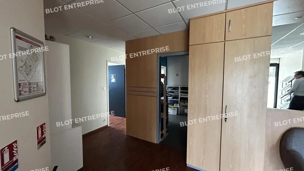 Office in Bruz for lease - Building Photo - Image 3 of 13