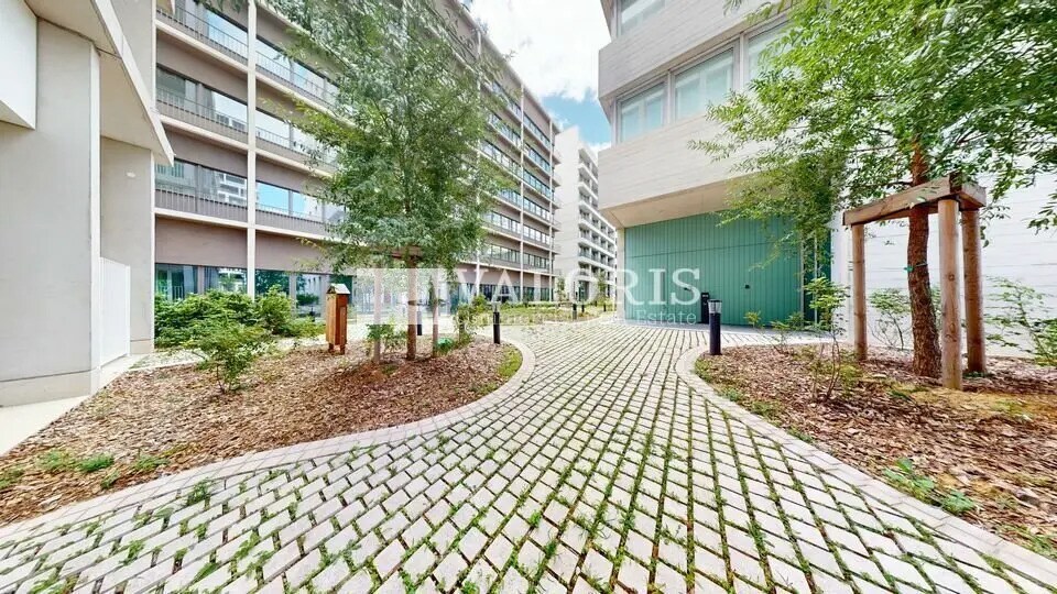 Office in Lyon for sale Building Photo- Image 1 of 18