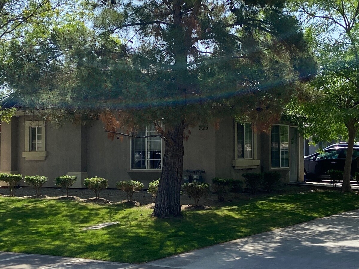 725 Greenwood Meadow Ln, Bakersfield, CA 93308