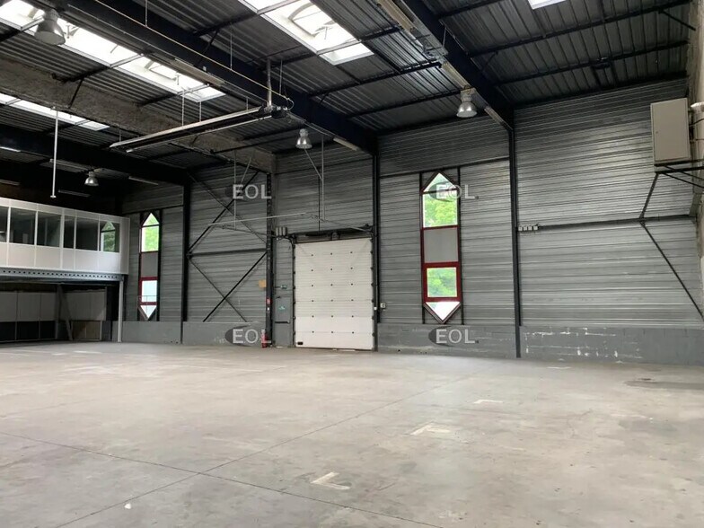 Industrial in Élancourt for lease - Interior Photo - Image 3 of 10