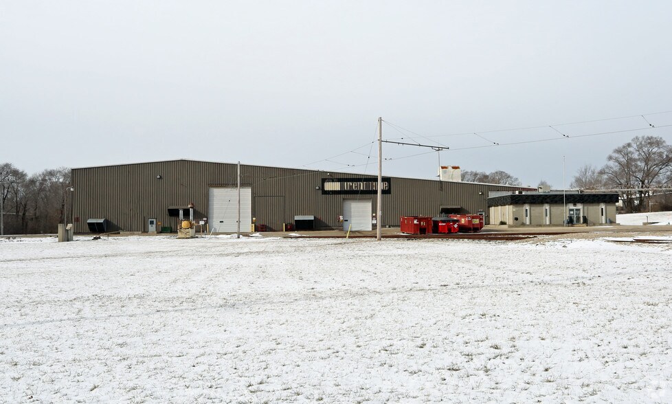 2061 Young St, East Troy, WI for lease - Building Photo - Image 2 of 4