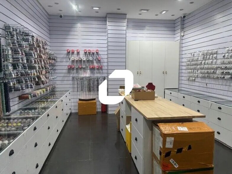 Retail in Paris for lease - Interior Photo - Image 3 of 8