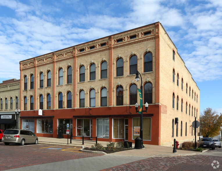 100-108 N Benton St, Woodstock, IL for sale - Primary Photo - Image 1 of 1