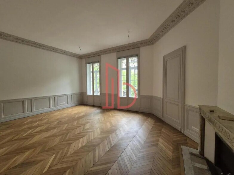 Office in Bordeaux for lease - Interior Photo - Image 2 of 5