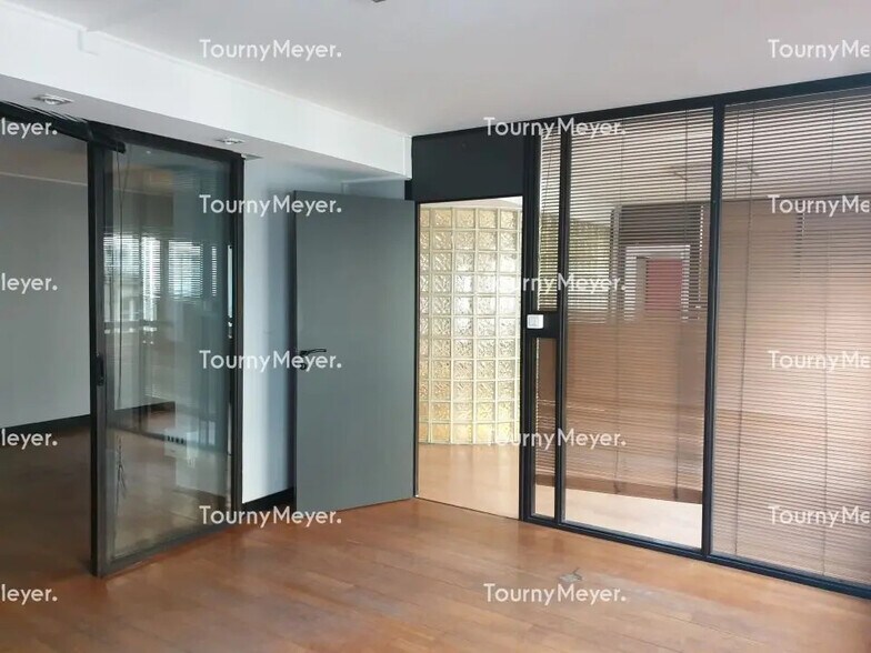 Office in Nantes for lease - Interior Photo - Image 2 of 3