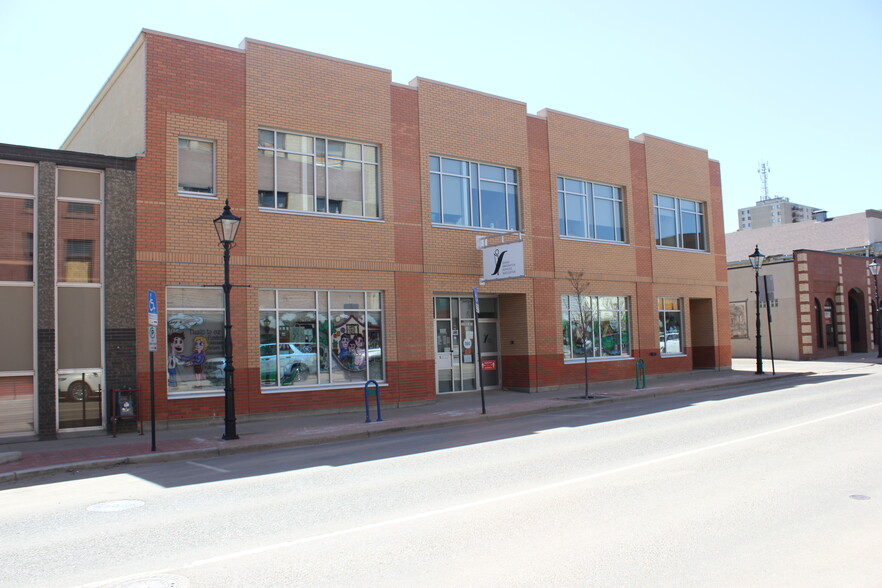 659 3 St SE, Medicine Hat, AB for sale - Primary Photo - Image 1 of 40