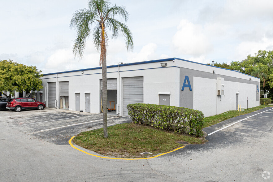 7544 W McNab Rd, North Lauderdale, FL for lease - Building Photo - Image 1 of 3