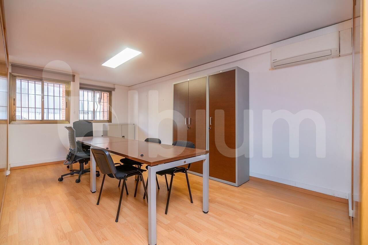 Barcelona, BAR 08029 - Unit - - - Interior Photo - Image 1 of 44