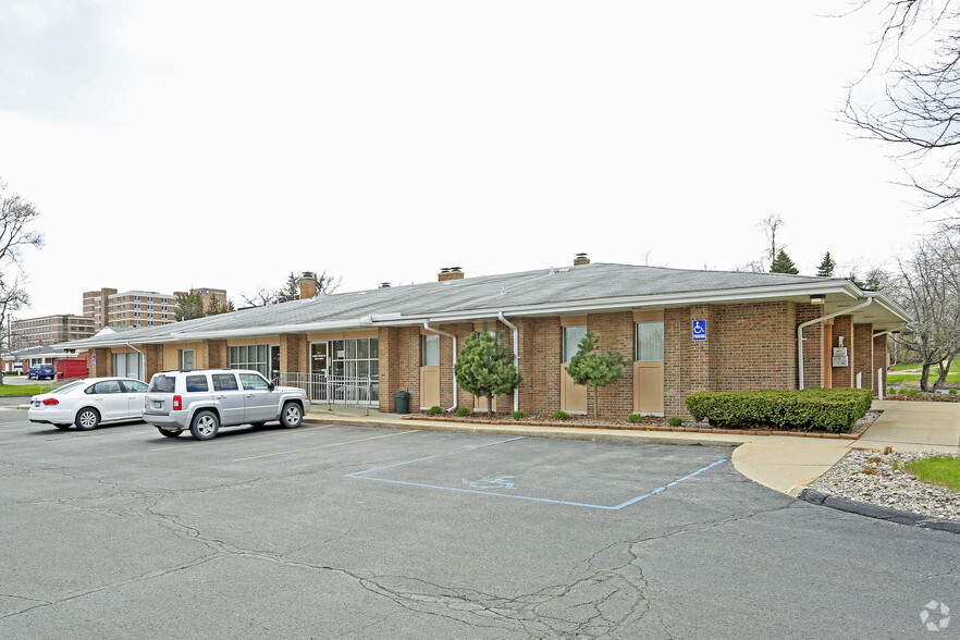 961-971 Oakwood Dr, Rochester, MI for lease - Building Photo - Image 2 of 4