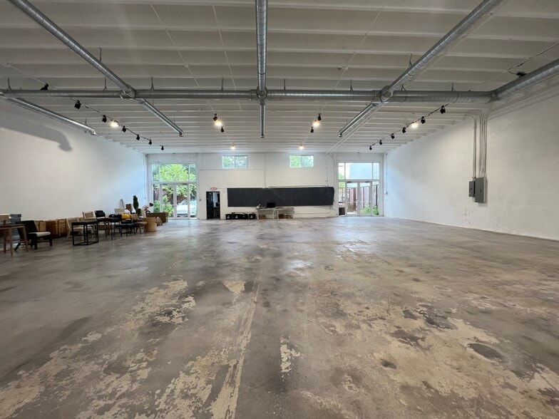 6240 NE 4th Ct, Miami, FL for lease - Building Photo - Image 3 of 7
