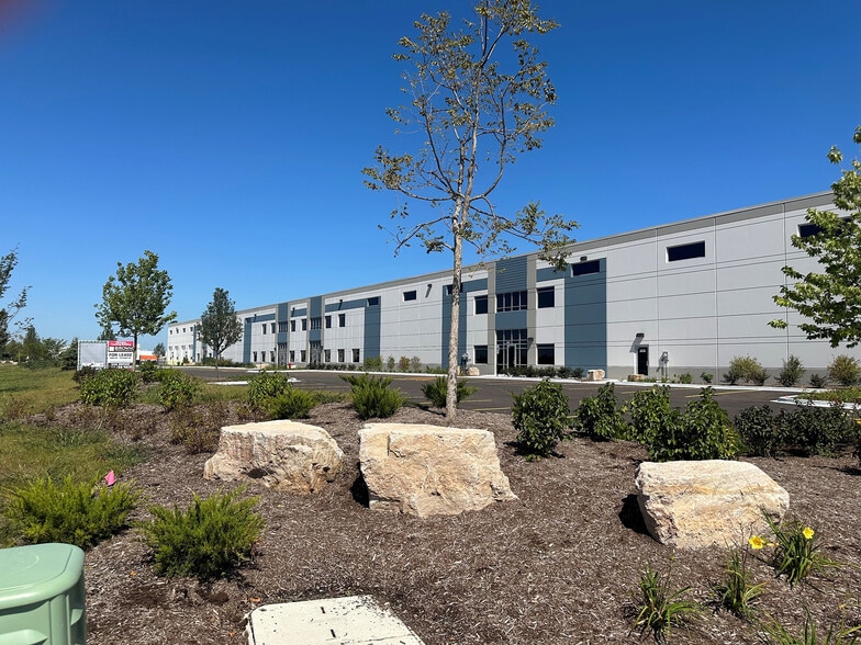 305 Miles Pky, Bartlett, IL for lease - Building Photo - Image 1 of 3