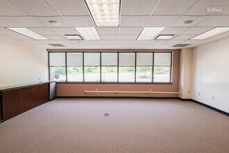 11 Grandview Cir, Canonsburg, PA for lease Interior Photo- Image 2 of 5