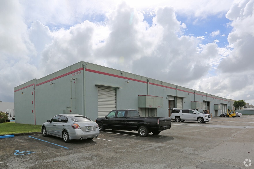 8252-8278 NW 70th St, Miami, FL for lease - Building Photo - Image 1 of 9