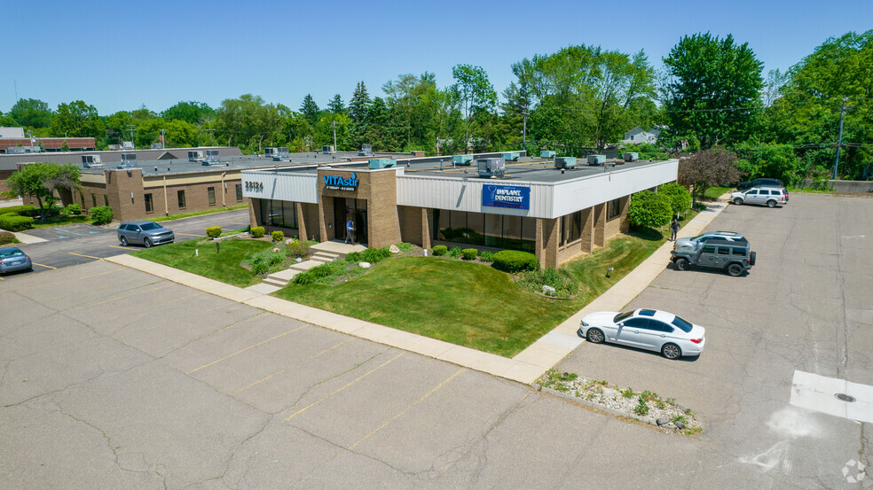 28124 Orchard Lake Rd, Farmington Hills, MI for lease - Building Photo - Image 1 of 8