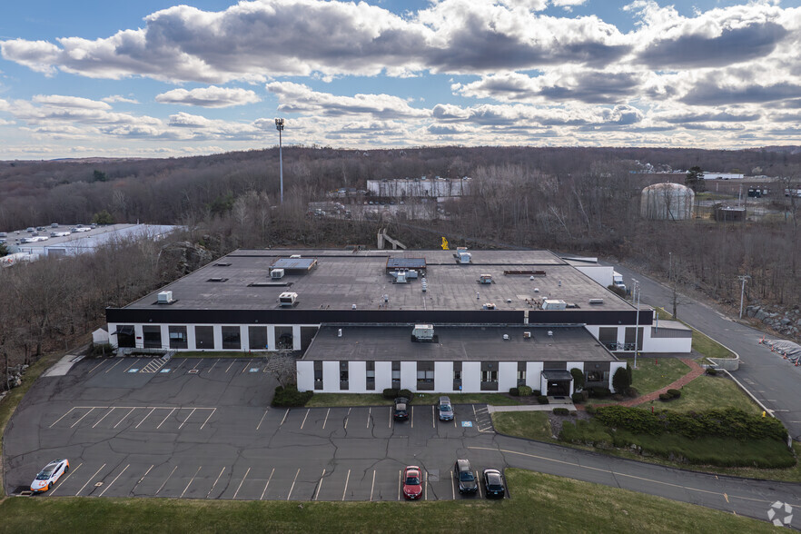 562 Captain Neville Dr, Waterbury, CT for lease - Building Photo - Image 3 of 6