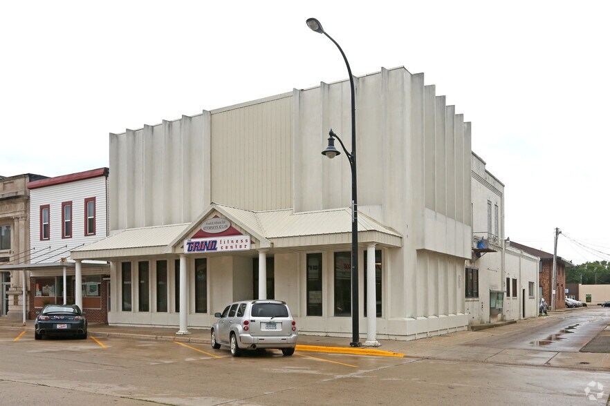 22 S Broadway, Wells, MN 56097