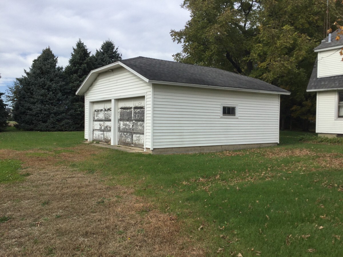 980 Bliss Rd, Sugar Grove, IL 60554