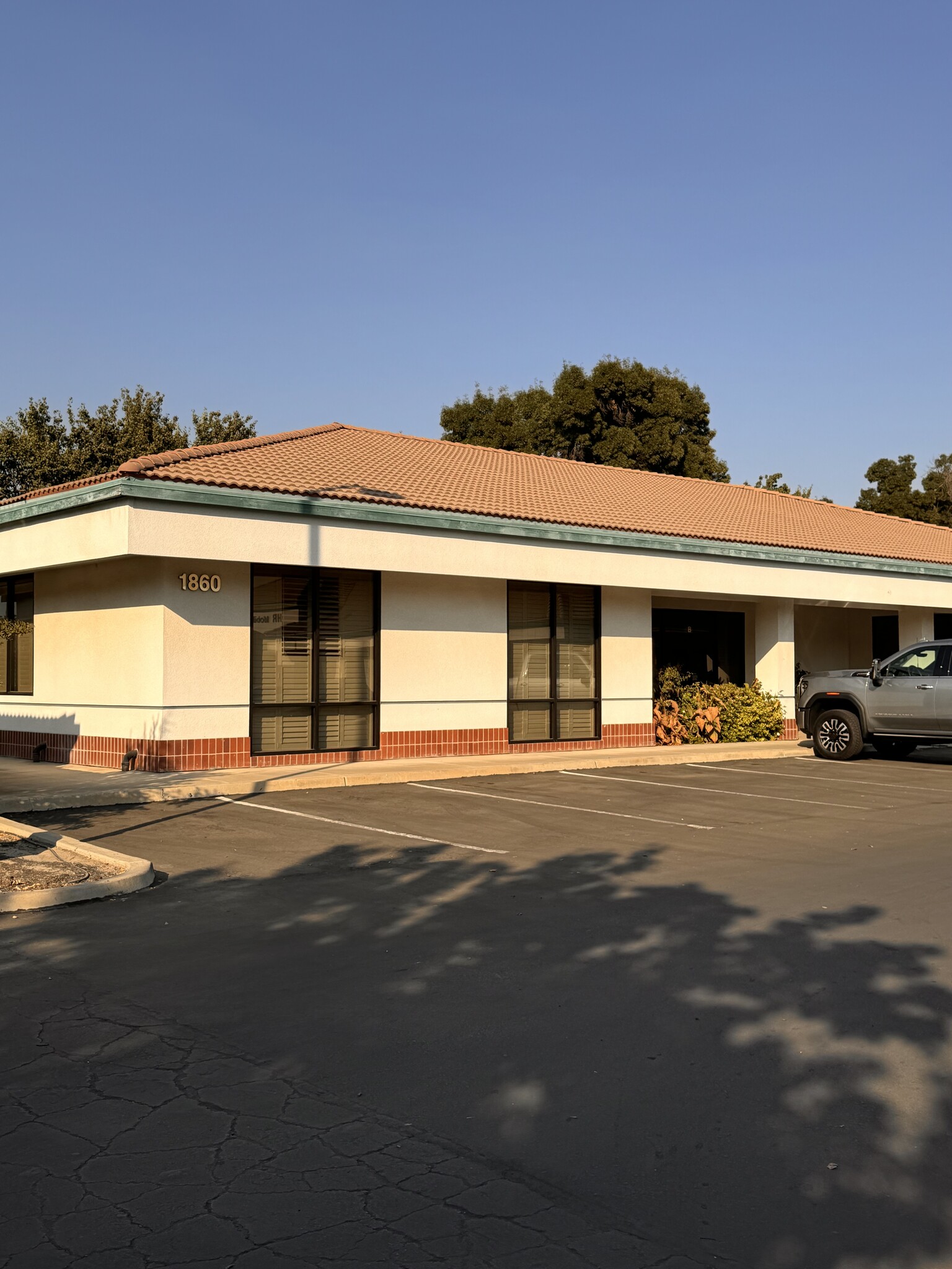 1860 S Central St, Visalia, CA for lease Building Photo- Image 1 of 4