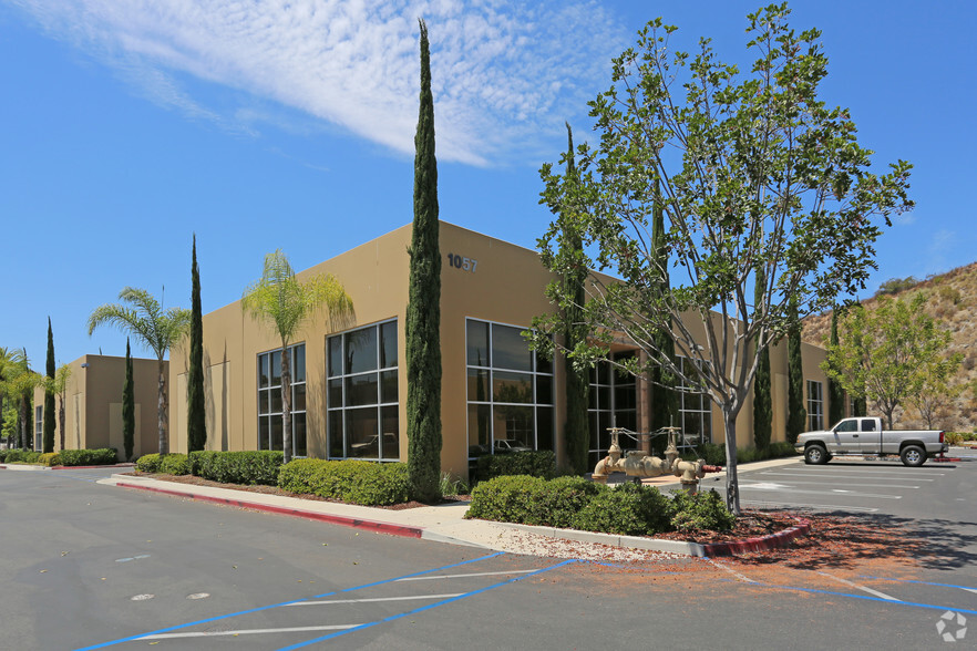 1057 La Mirada Ct, Vista, CA for lease - Primary Photo - Image 1 of 23