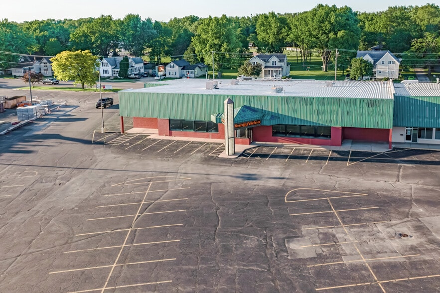 406 Wolf River Plz, New London, WI for lease - Building Photo - Image 3 of 8