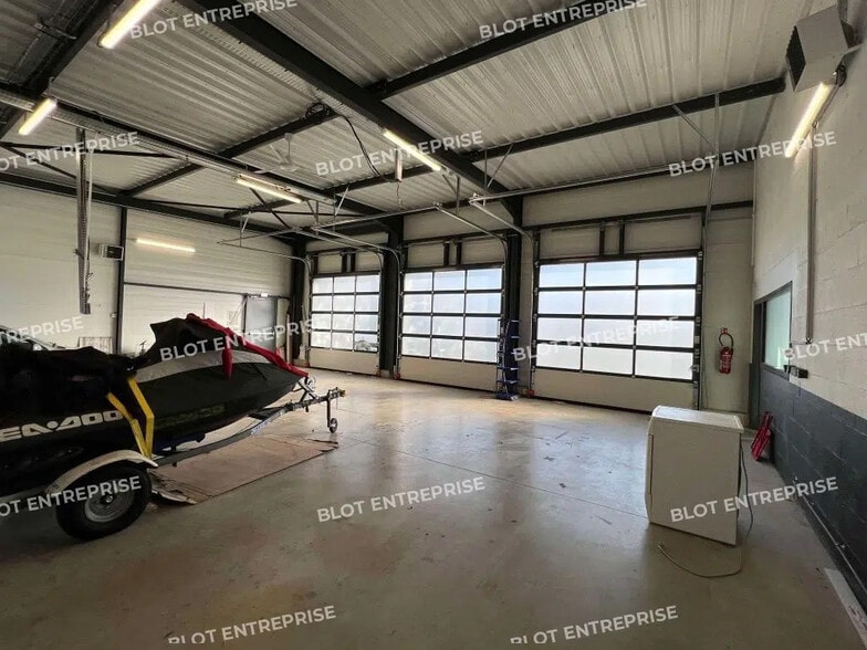 Flex in Pacé for lease - Interior Photo - Image 3 of 6