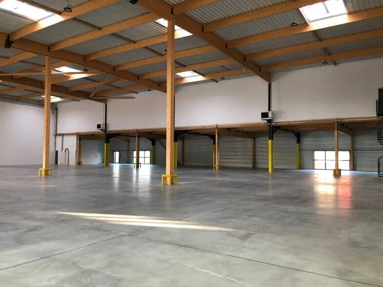 Flex in Louvres for lease - Building Photo - Image 3 of 12