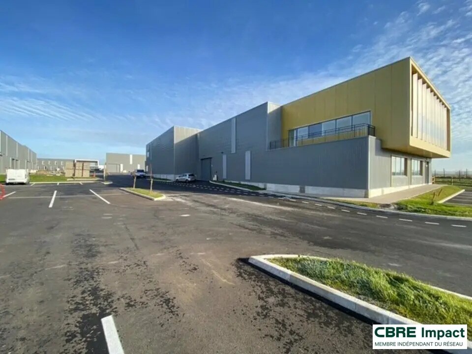 Flex in Saint-Léonard for lease Building Photo- Image 1 of 12