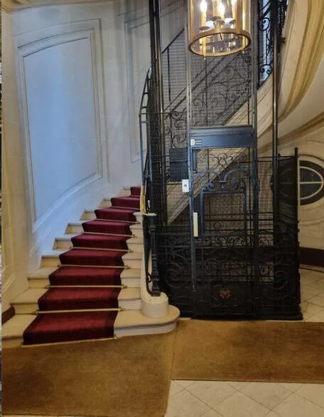 Office in Paris for lease - Building Photo - Image 3 of 17