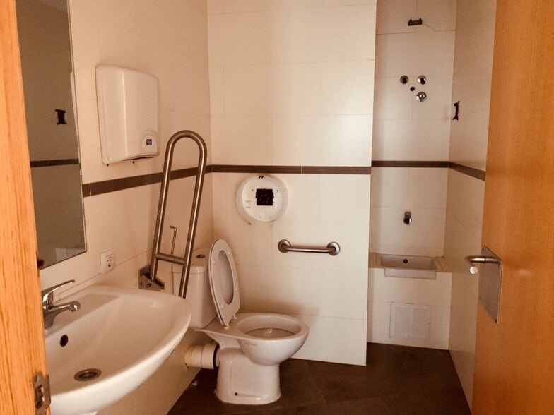 Office in Santiponce for lease - Building Photo - Image 2 of 20