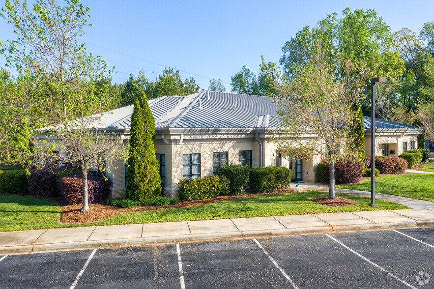 9723 Northcross Center Ct, Huntersville, NC for lease - Building Photo - Image 1 of 32