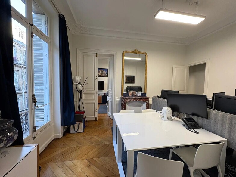 Office in Paris for lease - Interior Photo - Image 1 of 6