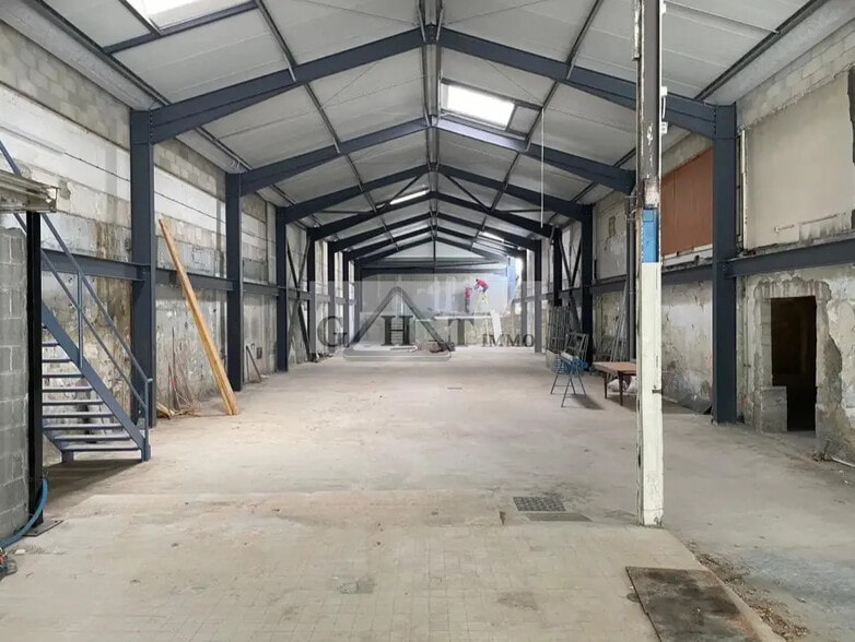 Industrial in Saint-Fargeau-Ponthierry for sale - Interior Photo - Image 2 of 2