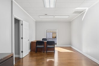 261-275 E Maple Rd, Birmingham, MI for lease Interior Photo- Image 1 of 3