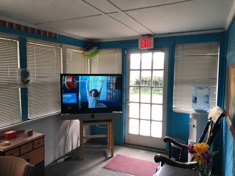 814 W 37th St, Norfolk, VA for sale - Interior Photo - Image 3 of 9