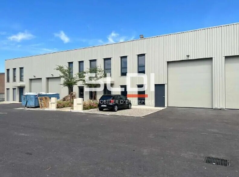 Flex in Décines-Charpieu for lease - Building Photo - Image 1 of 8
