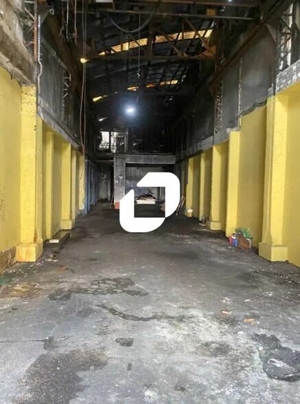 Industrial in Montreuil for sale - Interior Photo - Image 1 of 2