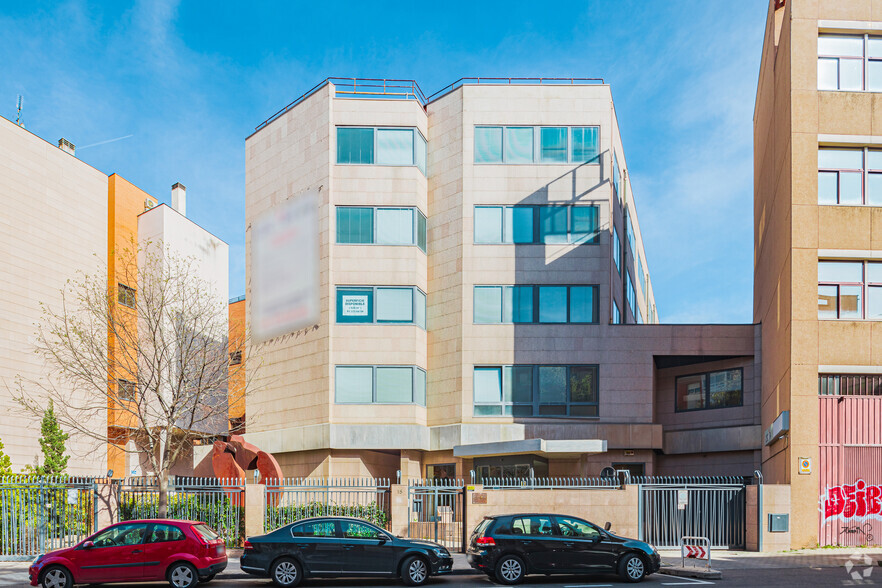 Calle Cronos, 18, Madrid, Madrid for sale - Primary Photo - Image 1 of 19