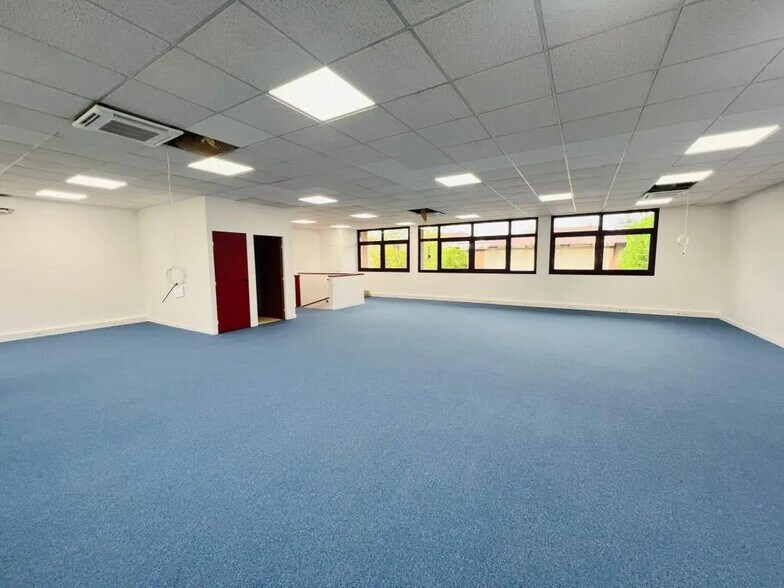 Office in Voisins-le-Bretonneux for lease - Interior Photo - Image 2 of 4