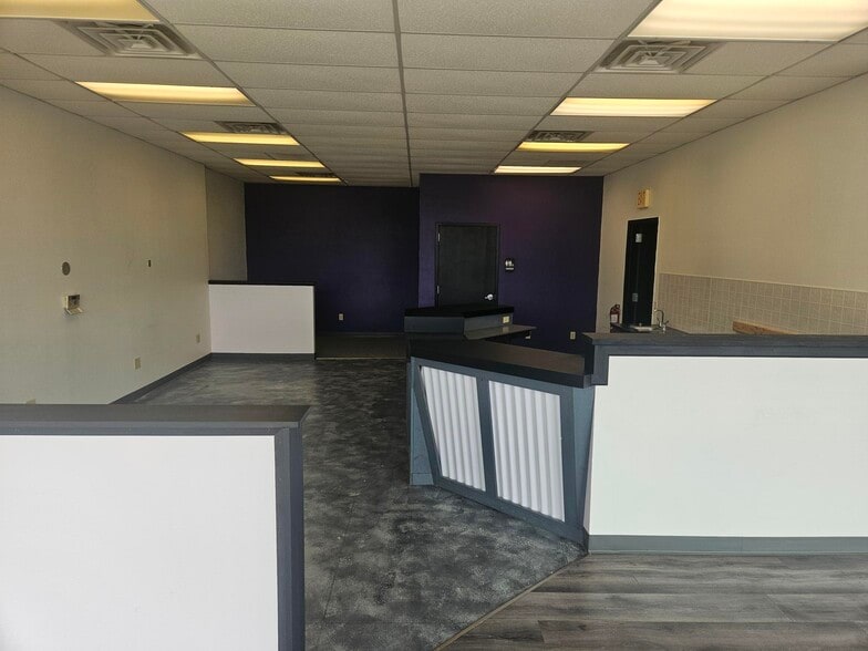 120-180 S Western Ave, Juneau, WI for lease - Building Photo - Image 3 of 8