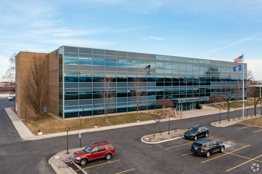 5700 Crooks Rd, Troy, MI for lease - Building Photo - Image 2 of 6