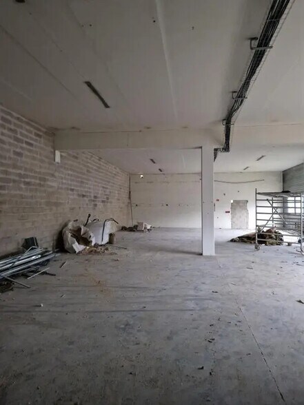 Flex in Taverny for lease - Interior Photo - Image 2 of 9