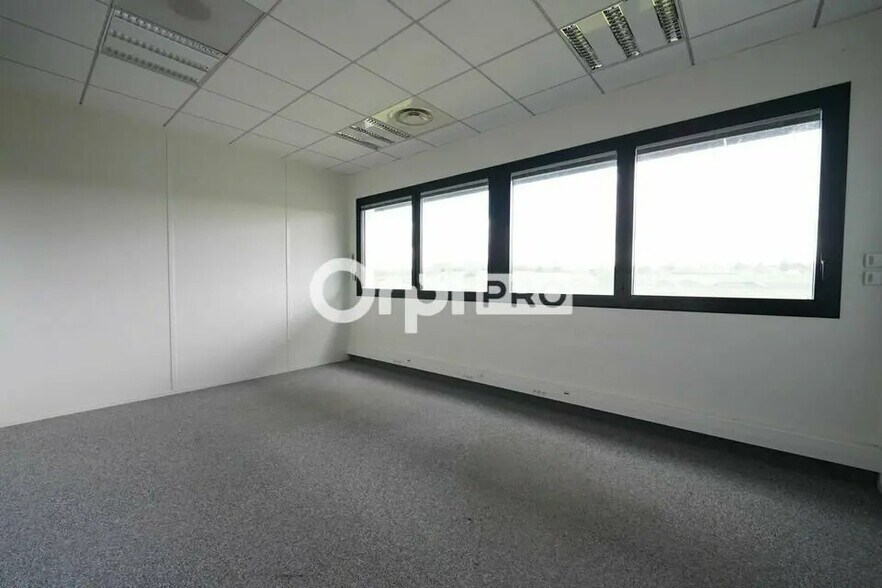 Office in Saint-Priest for lease - Interior Photo - Image 2 of 7