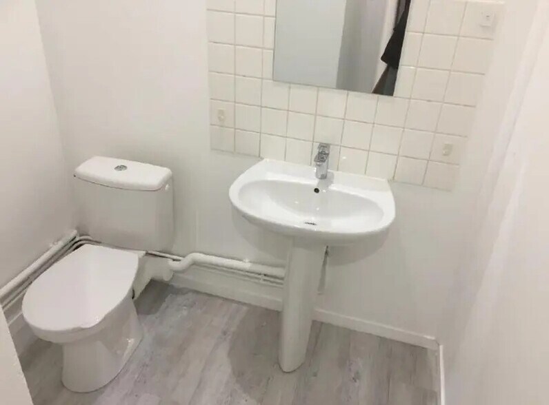 Flex in Lisses for lease - Interior Photo - Image 2 of 20