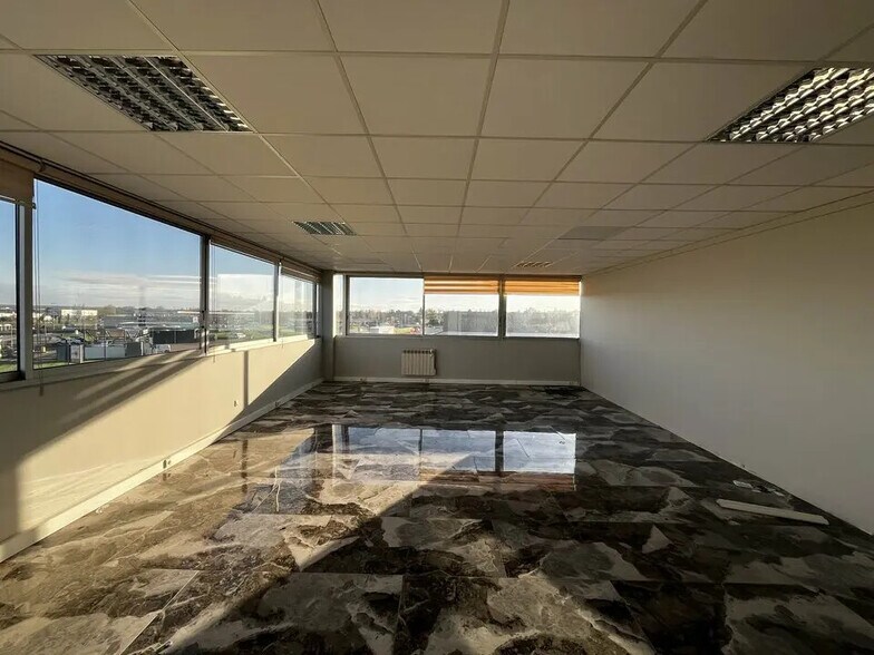 Retail in Crêches-sur-Saône for lease - Building Photo - Image 3 of 11