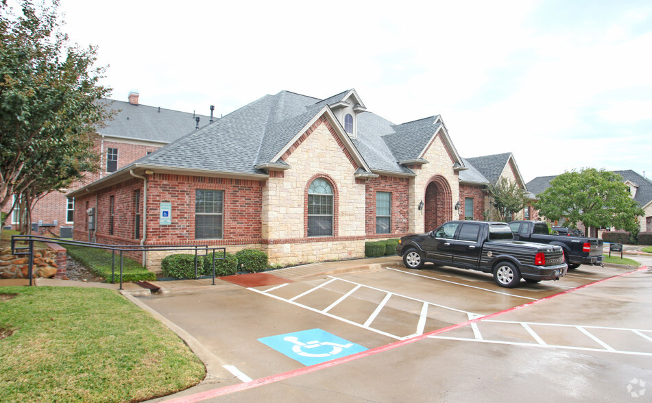 1664 Keller Pky, Keller, TX for lease - Primary Photo - Image 1 of 4