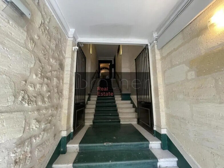 Office in Bordeaux for lease - Lobby - Image 1 of 8