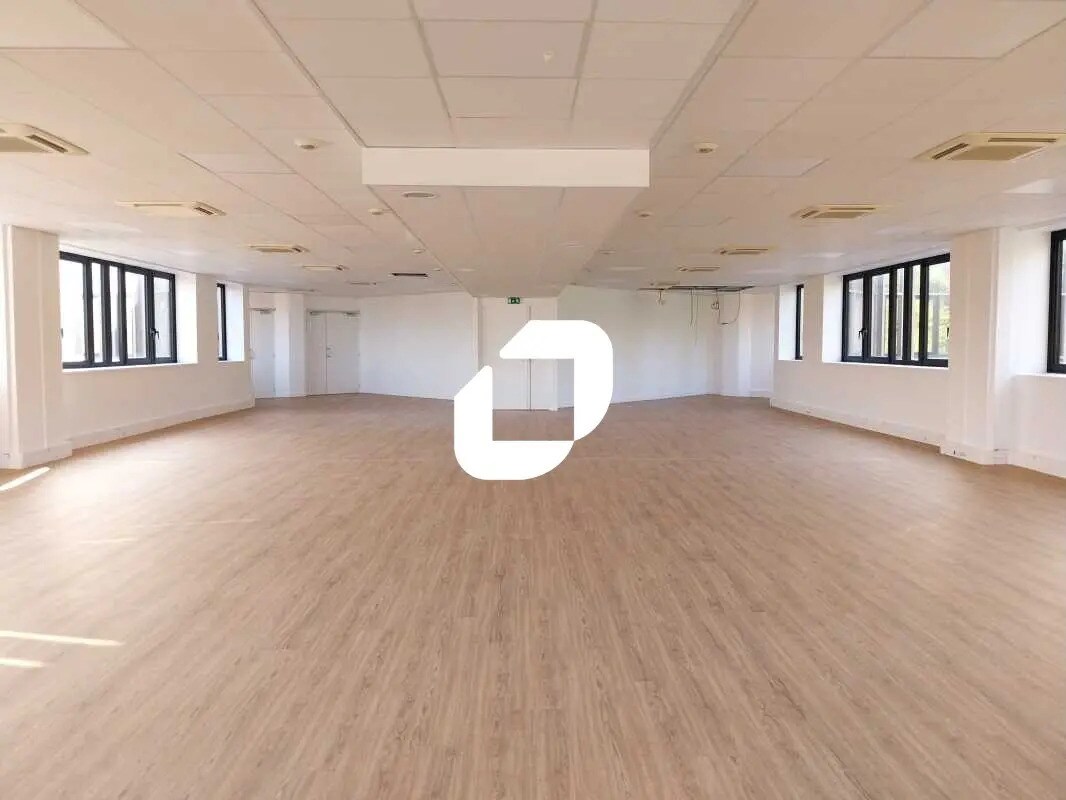 12 Rue Du Fort De Saint-Cyr, Montigny-le-Bretonneux for lease Interior Photo- Image 1 of 8