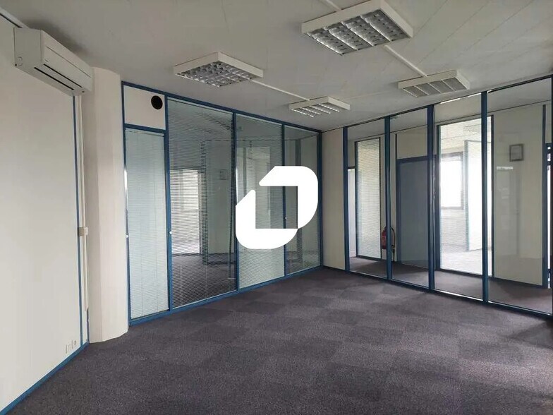 Office in Saint-Aubin for lease - Interior Photo - Image 2 of 11